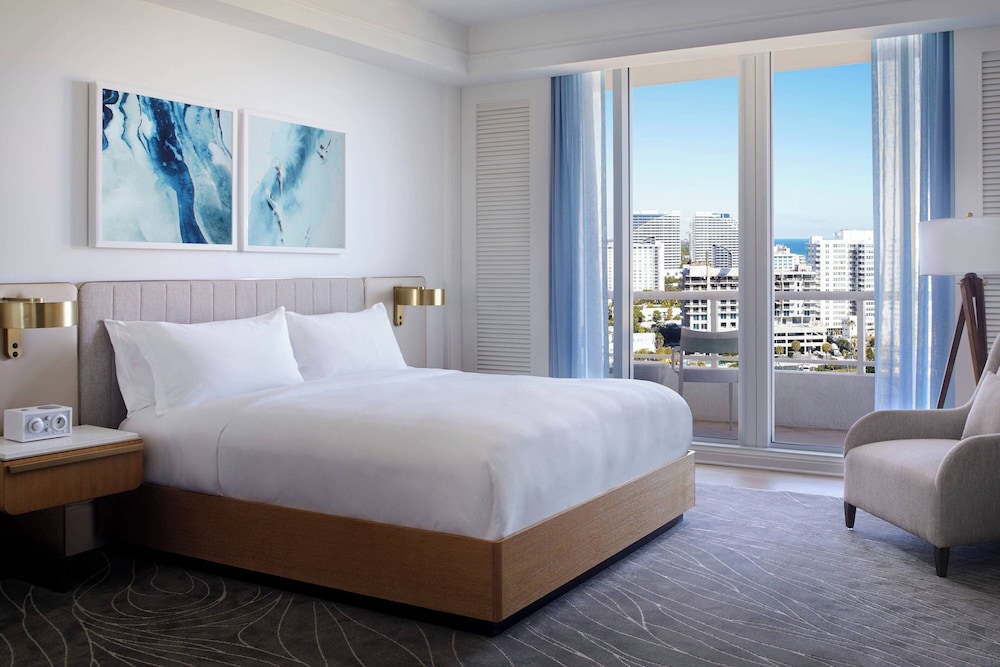 Club, King Bed, Intracoastal View, Sofa