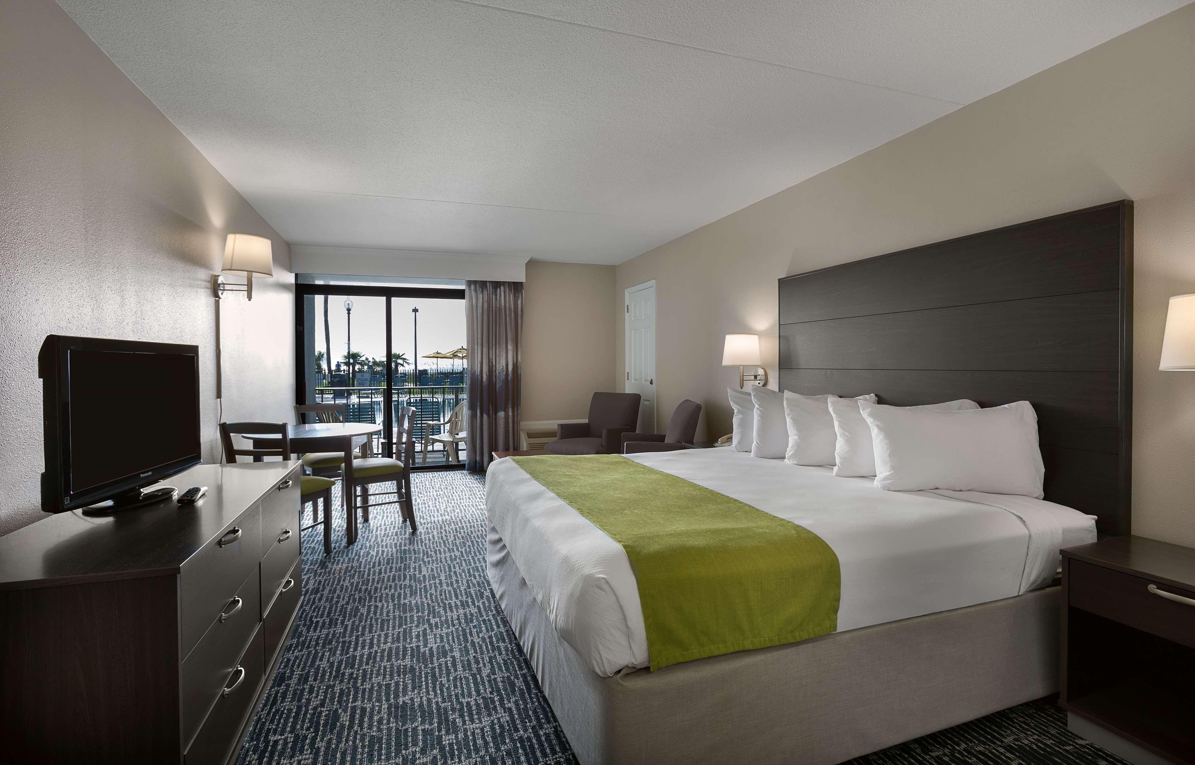 Middle, King Bed, Pool Side