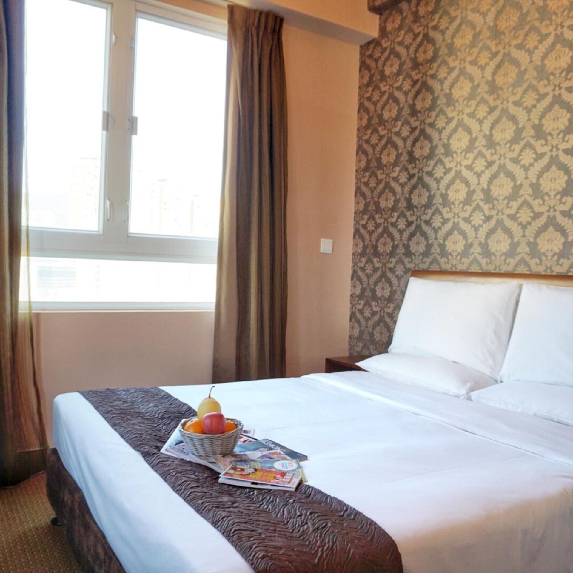 DELUXE, DOUBLE OR TWIN BED