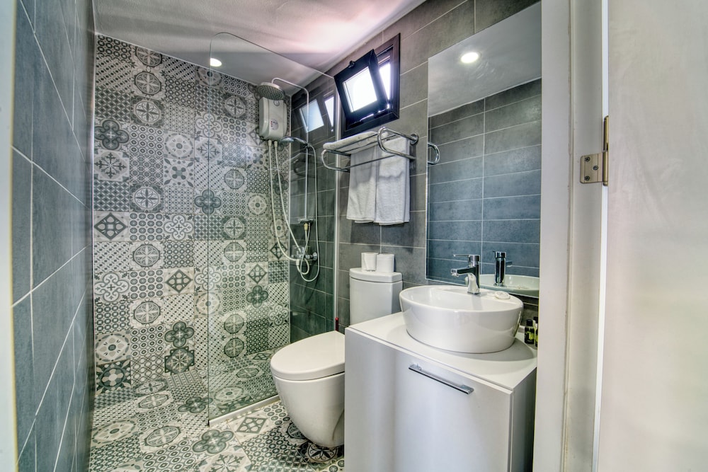 Avenue Hotel 45/46