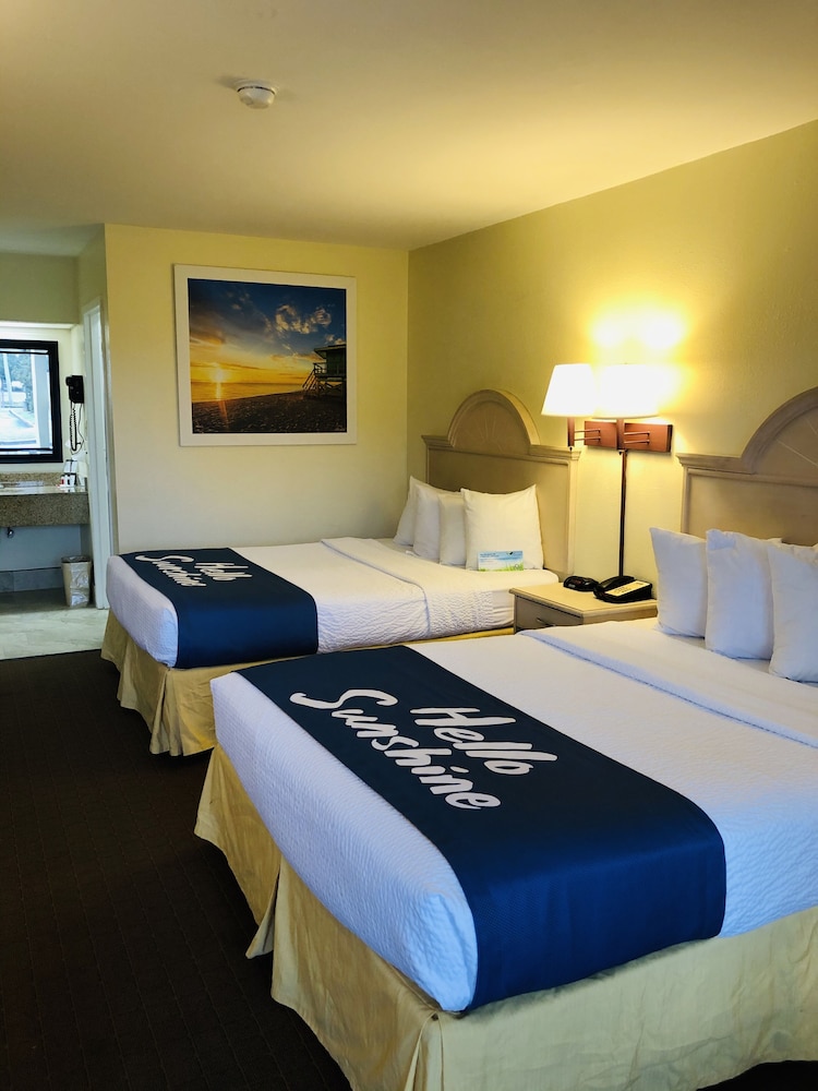 Days Inn & Suites by Wyndham Navarre - near Beaches/Hurlburt 11/27