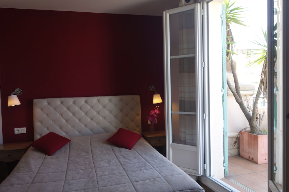 Hotel H33 8/50
