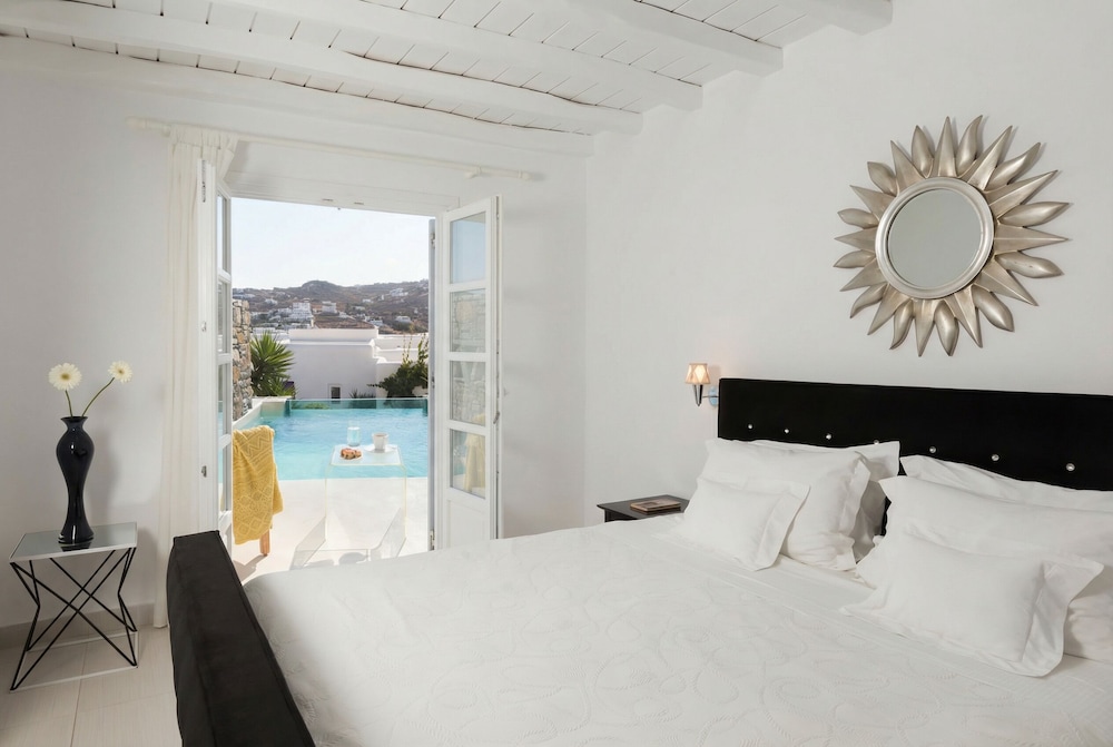 SUITE, WITH POOL
