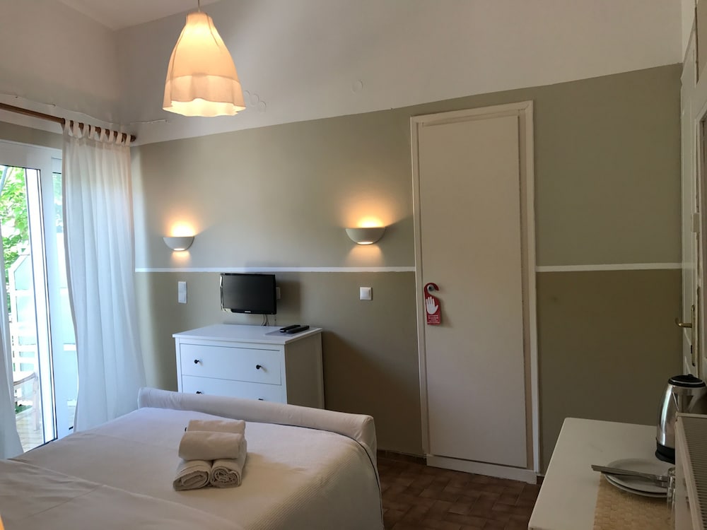 Paradisos Hotel 10/50