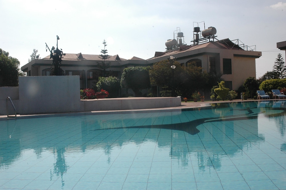BLUE COUNTRY RESORT 3/33