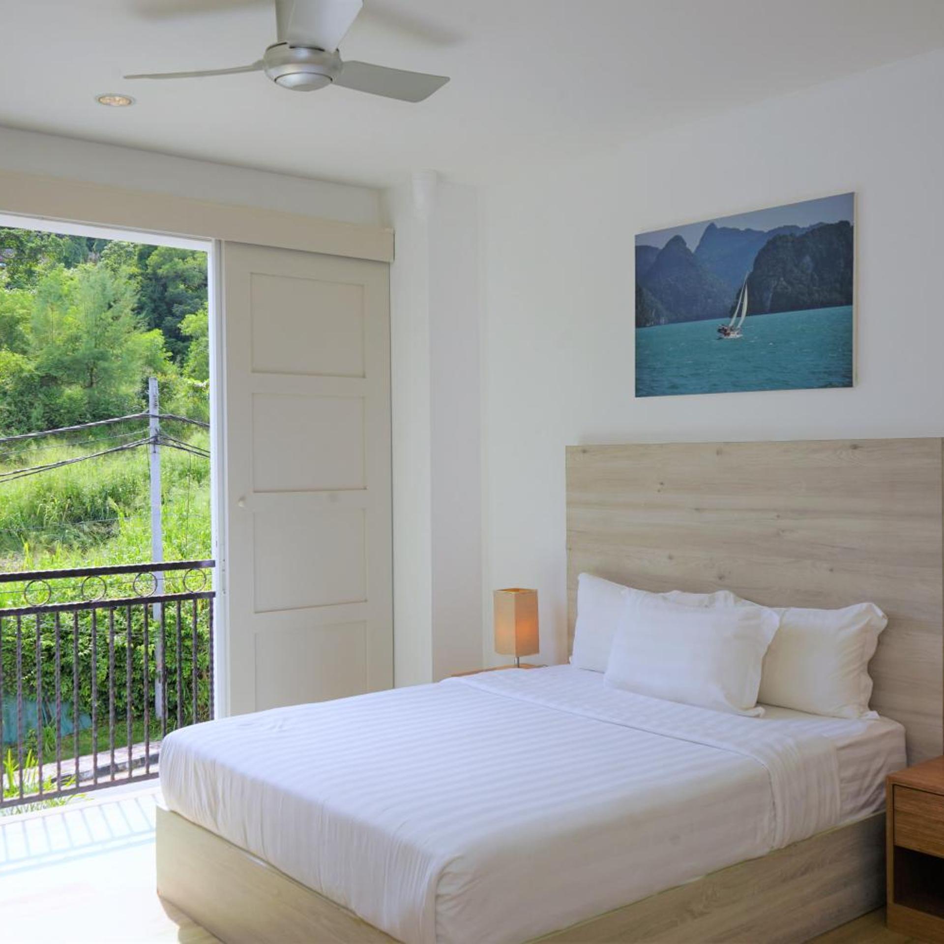 Room, Queen Bed, Hill View