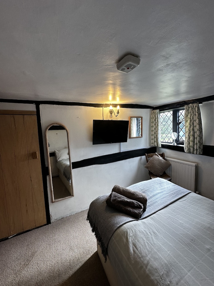 Dunsfold B&amp;B 12/44