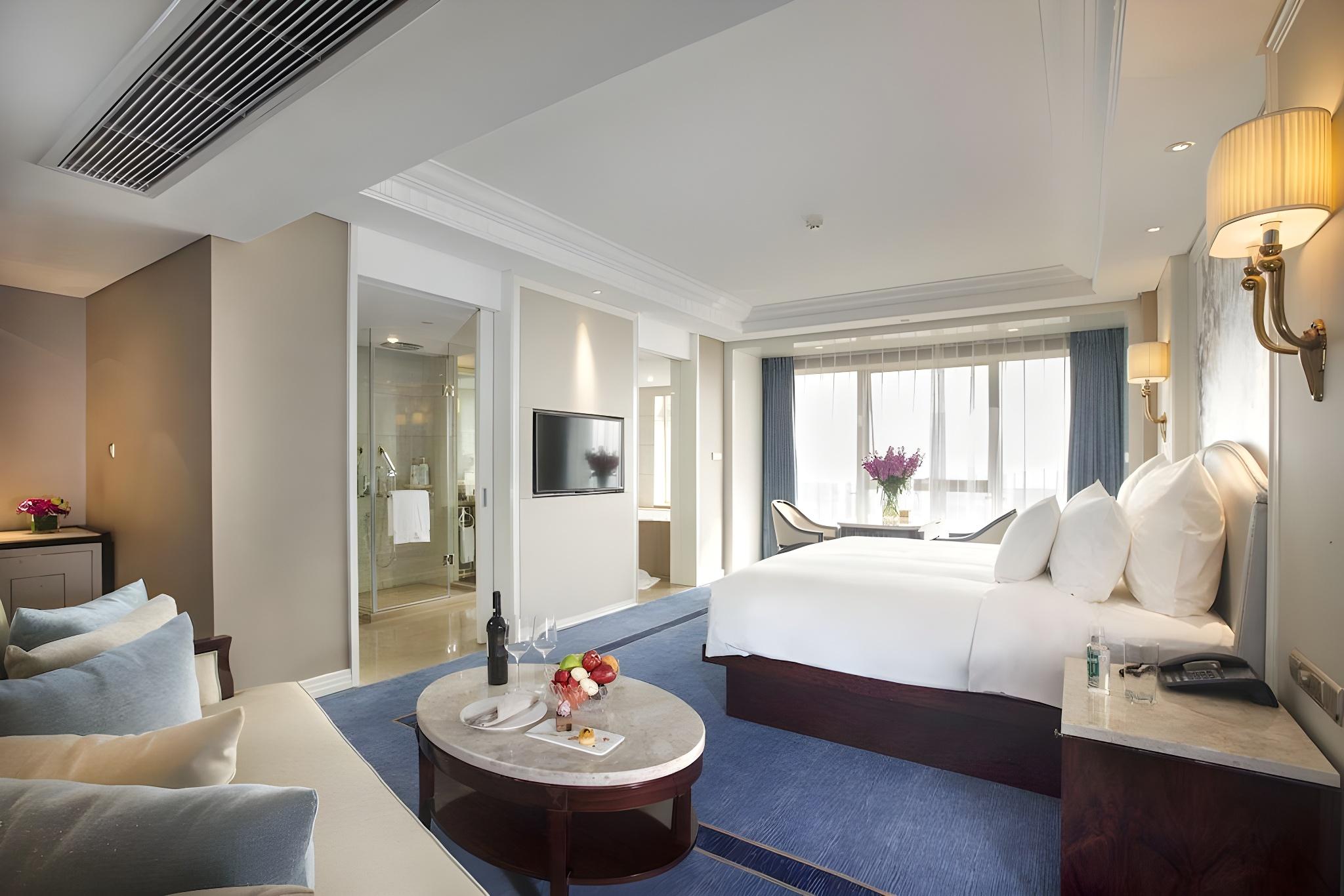 Room, King Bed, with View, Kasion International 1/1