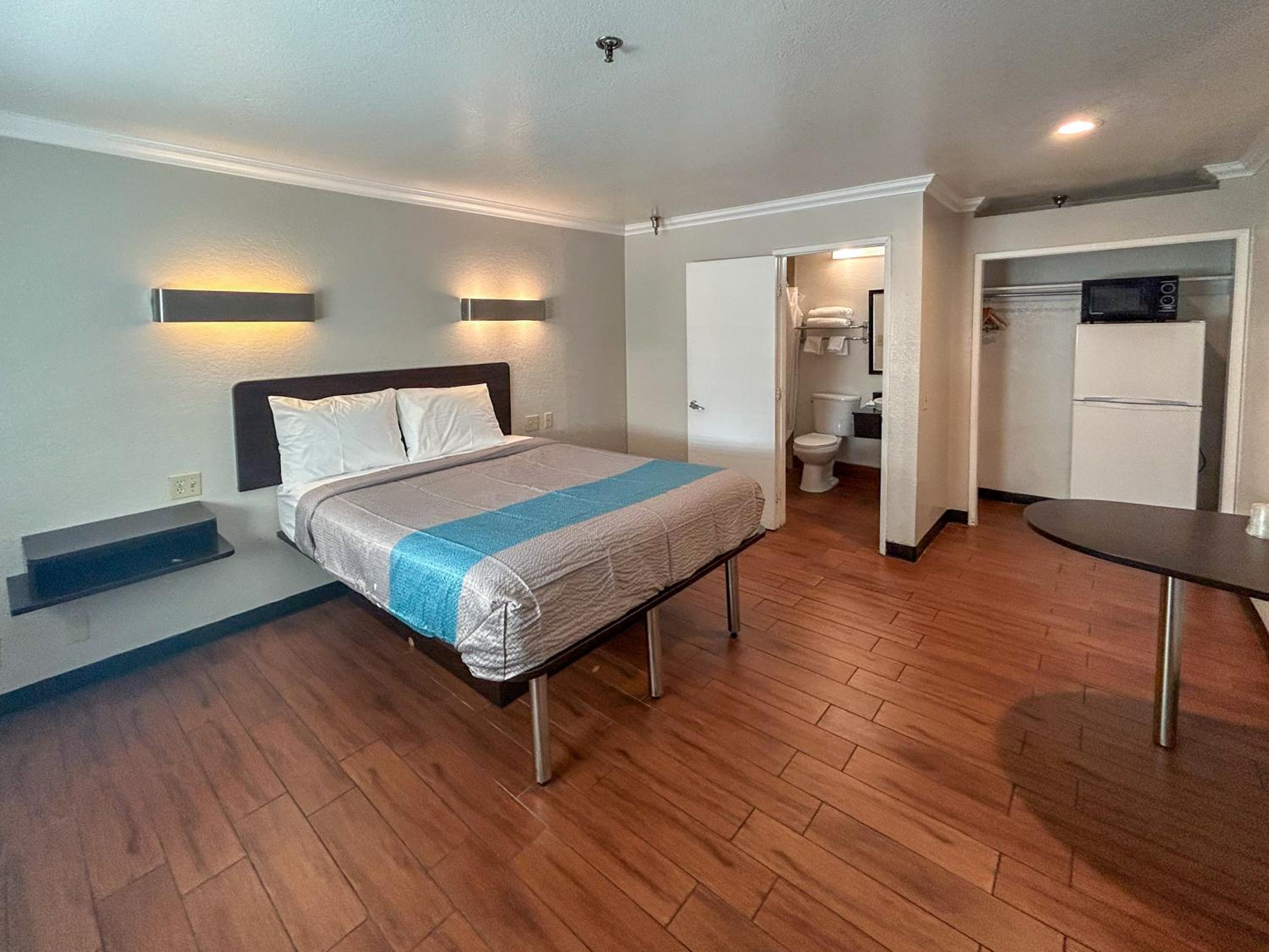 ROOM, QUEEN BED