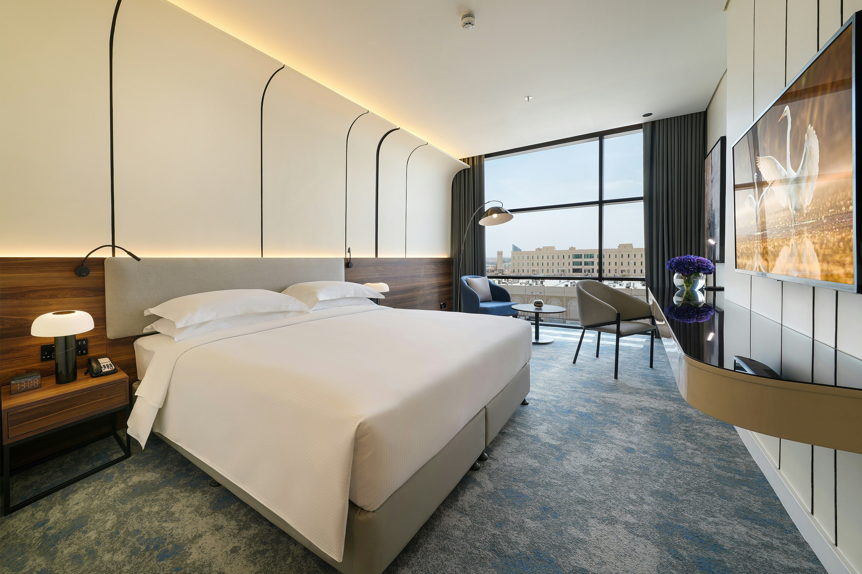 King Bed, Street View