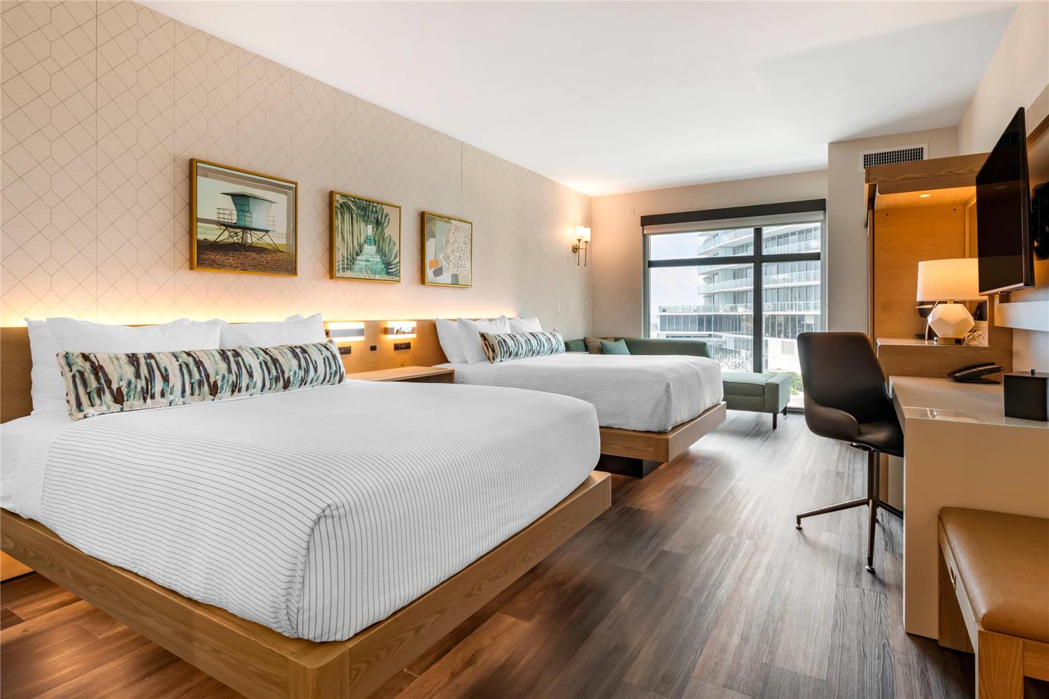 2 QUEEN BEDS