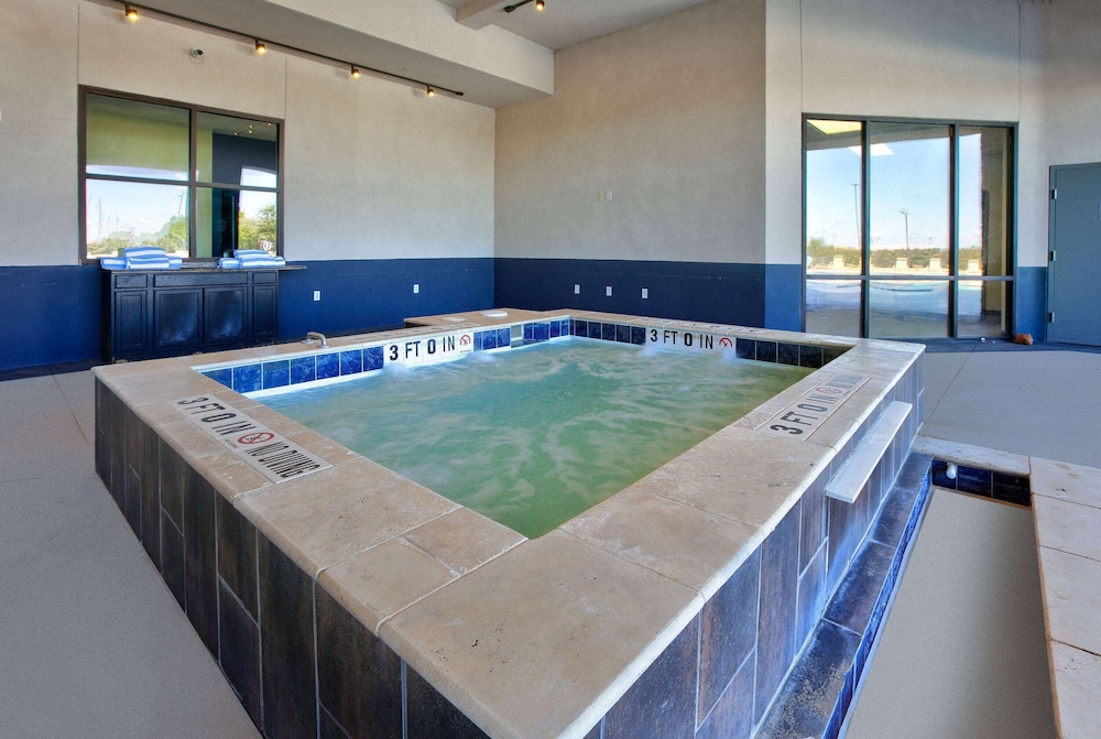 La Quinta Inn and Suites by Wyndham Lubbock Southwest 34/63