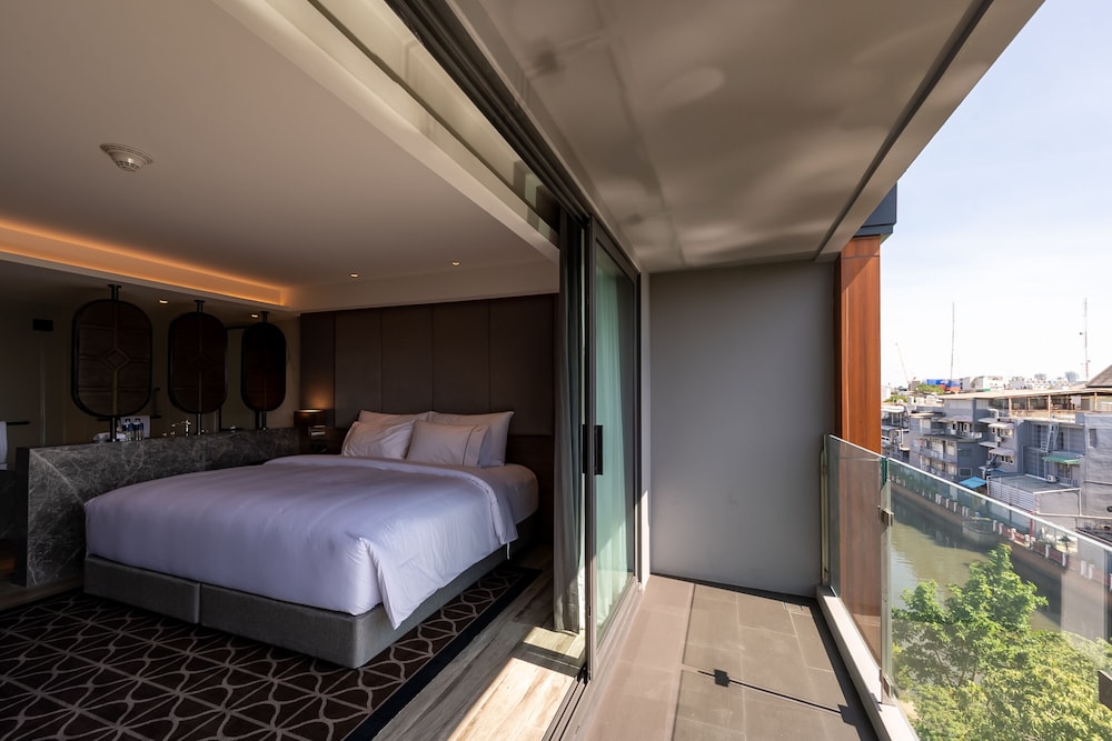 DELUXE, KING BED, BALCONY
