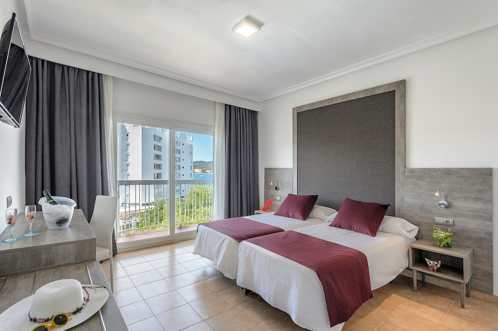 ROOM, TWIN BEDS, POOL VIEW