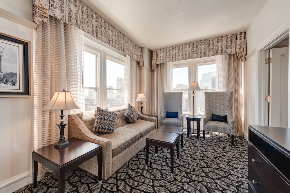 Gaslamp Plaza Suites 50/68