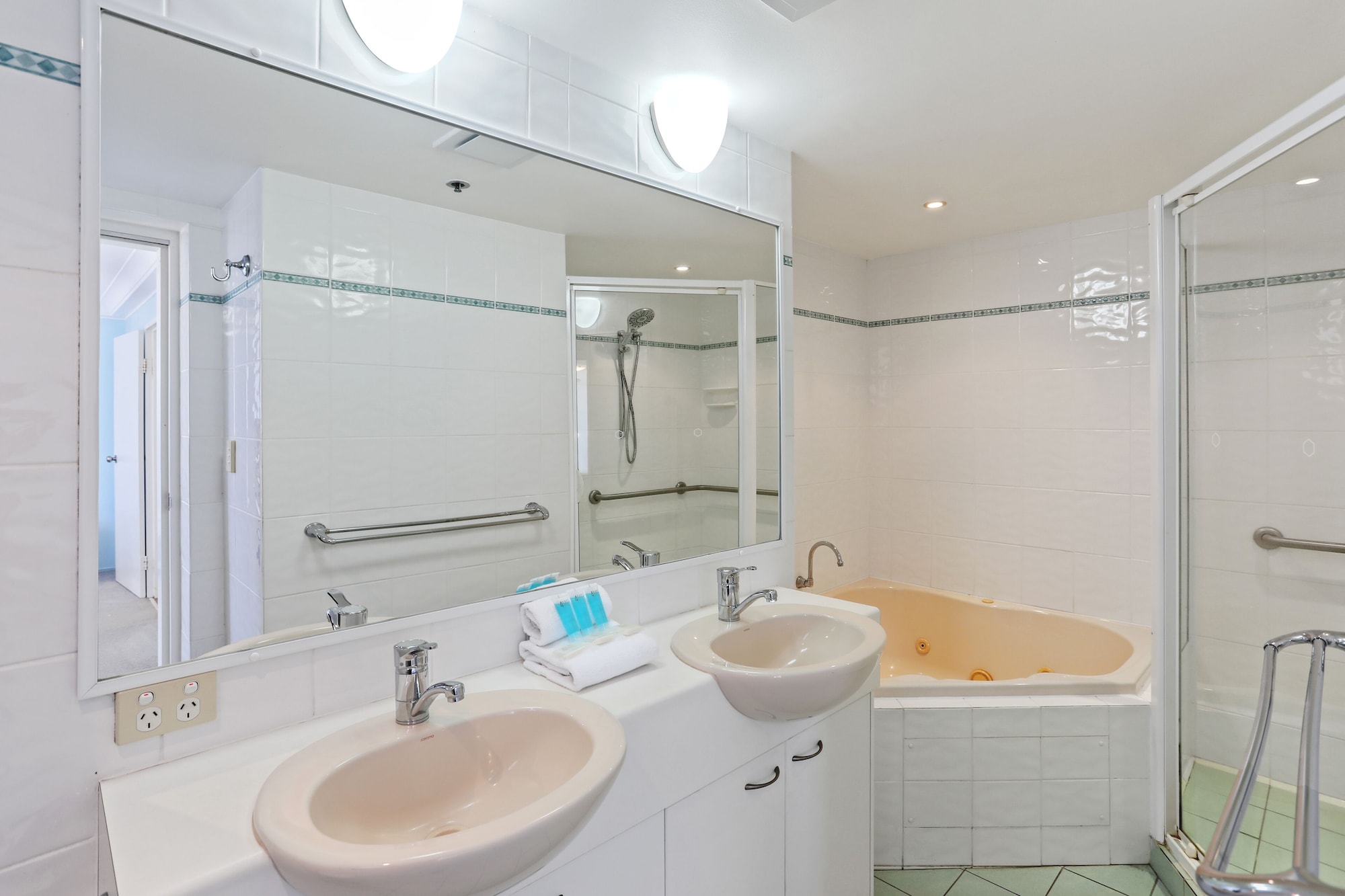 3 Bedrooms, Apartment, King Bed, Queen and Twin Beds, Ocean View, Top Floor, Boulevard North Holiday Apartments 5/5