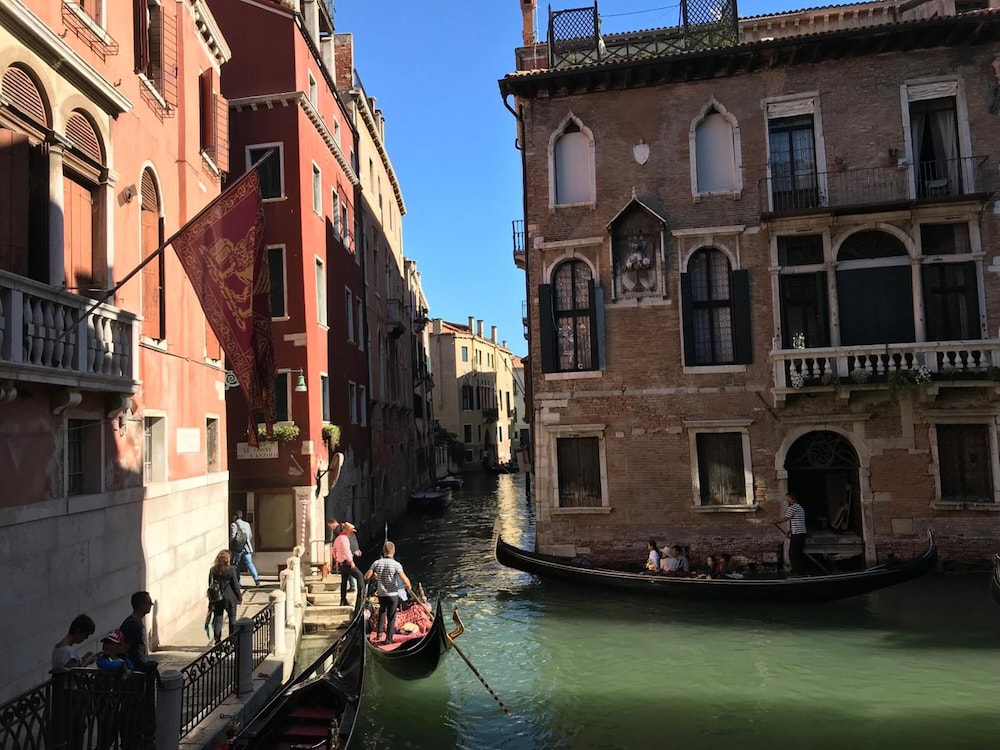 Luxury Venetian Rooms 29/39