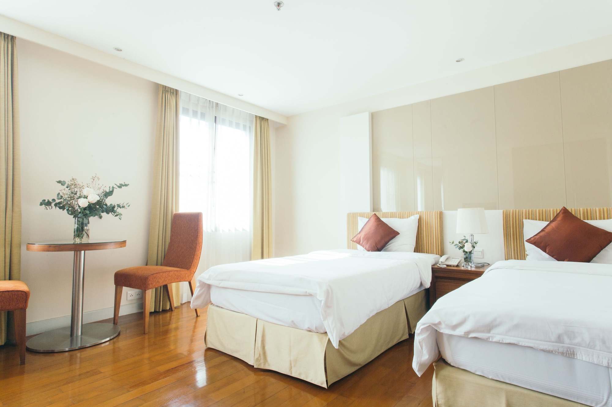 DELUXE, TWIN BEDS
