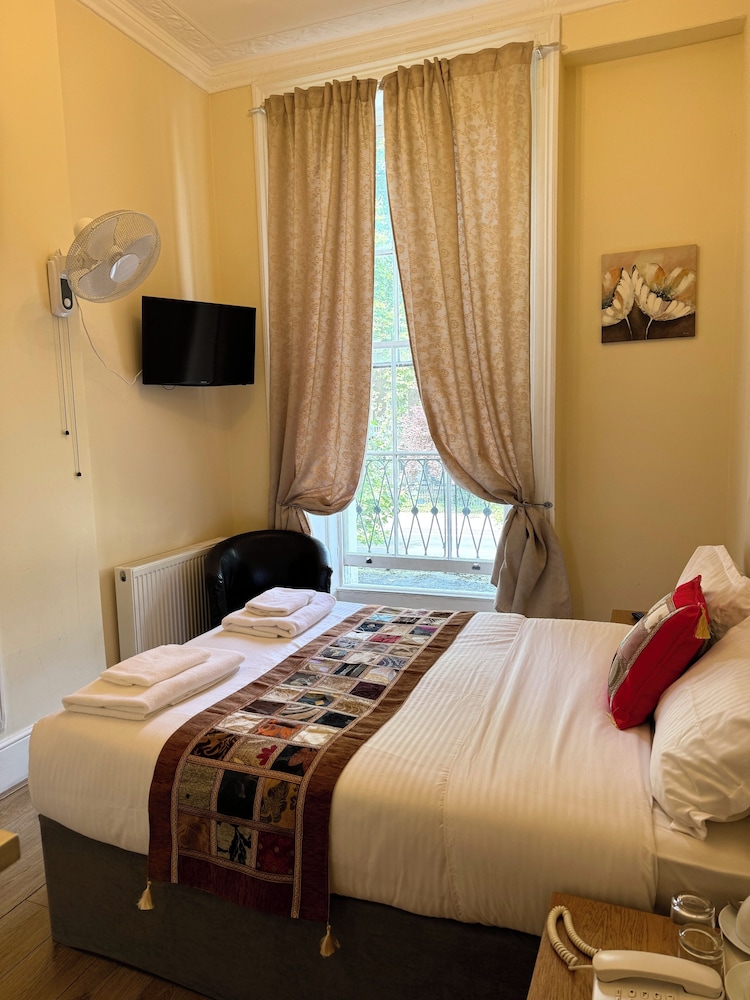 ROOM, DOUBLE BED