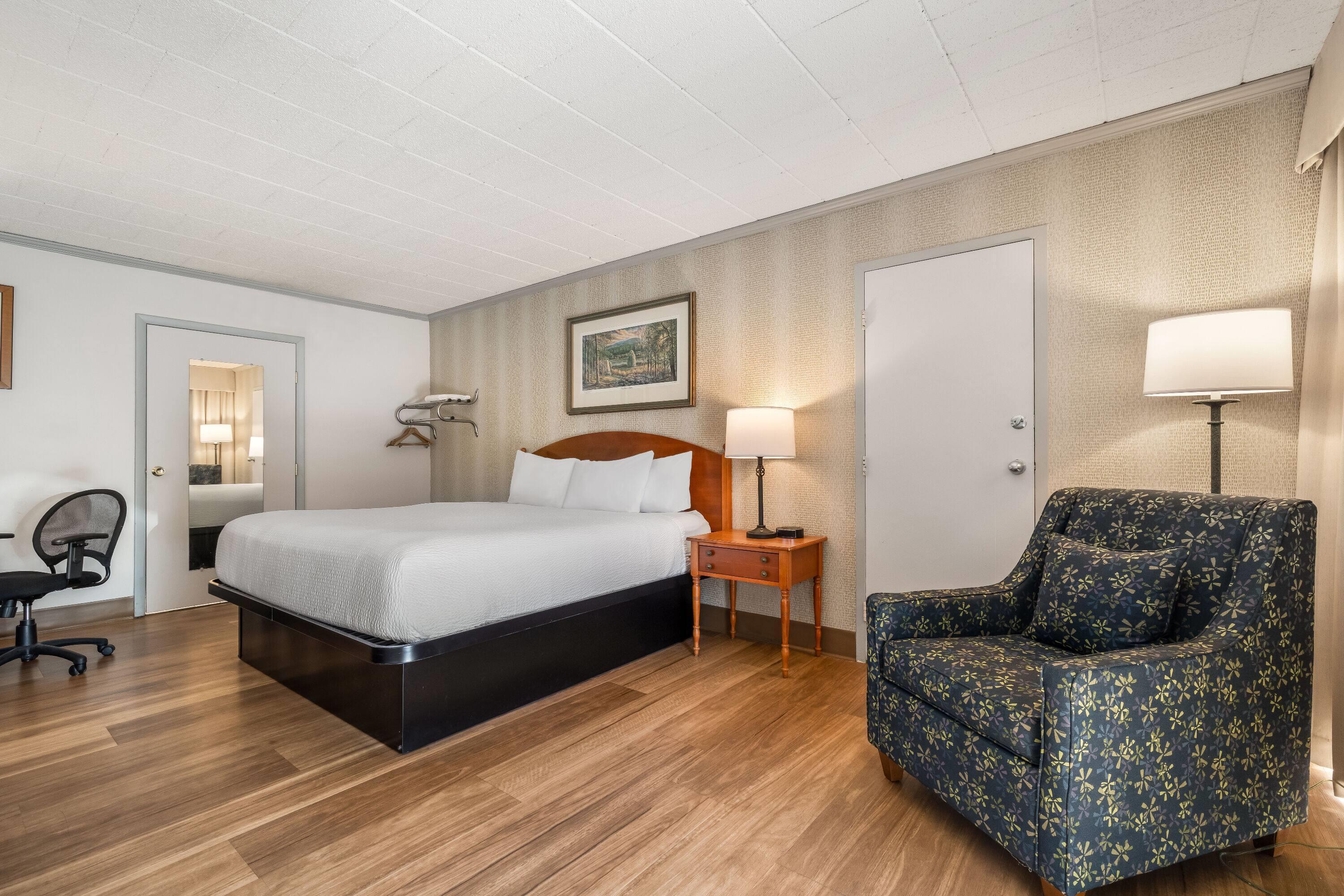 غرفة بسرير كينج لذوي الإعاقة، Ramada by Wyndham State College Hotel & Conference Center 2/4