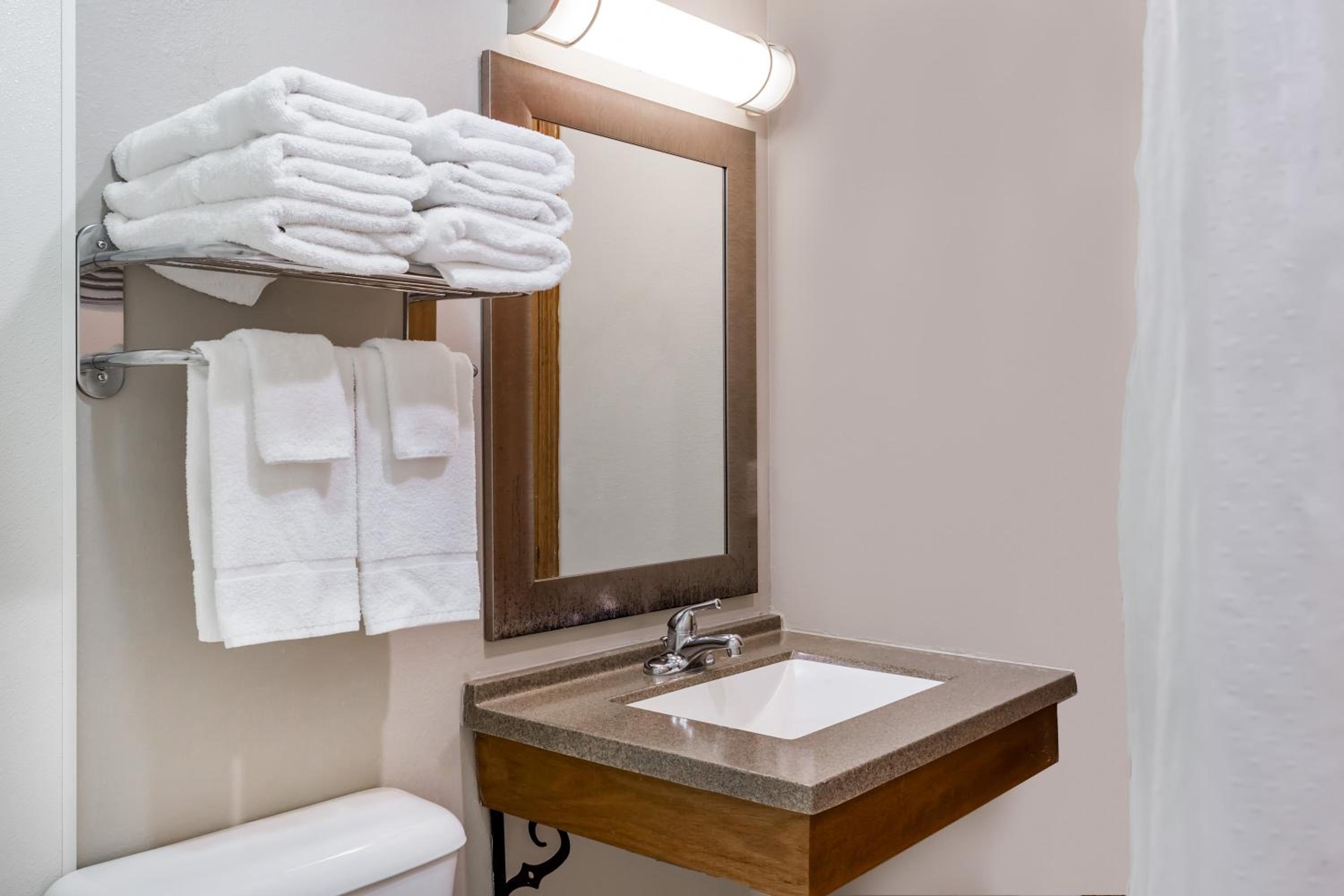 Room, Queen Bed, Bathtub, Accessible, Baymont Inn and Suites by Wyndham Platteville 6/6