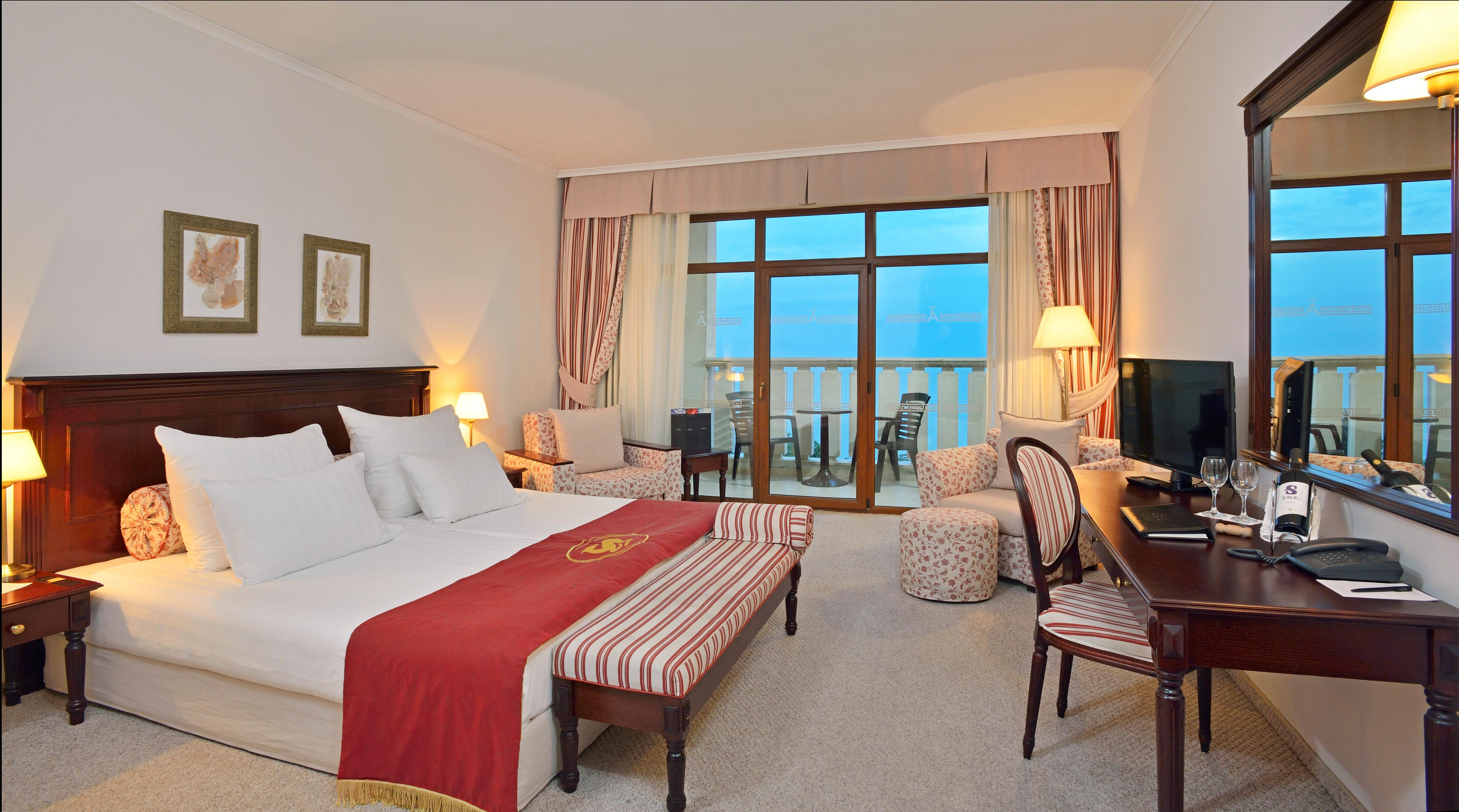 Level, Sea Front, Balcony