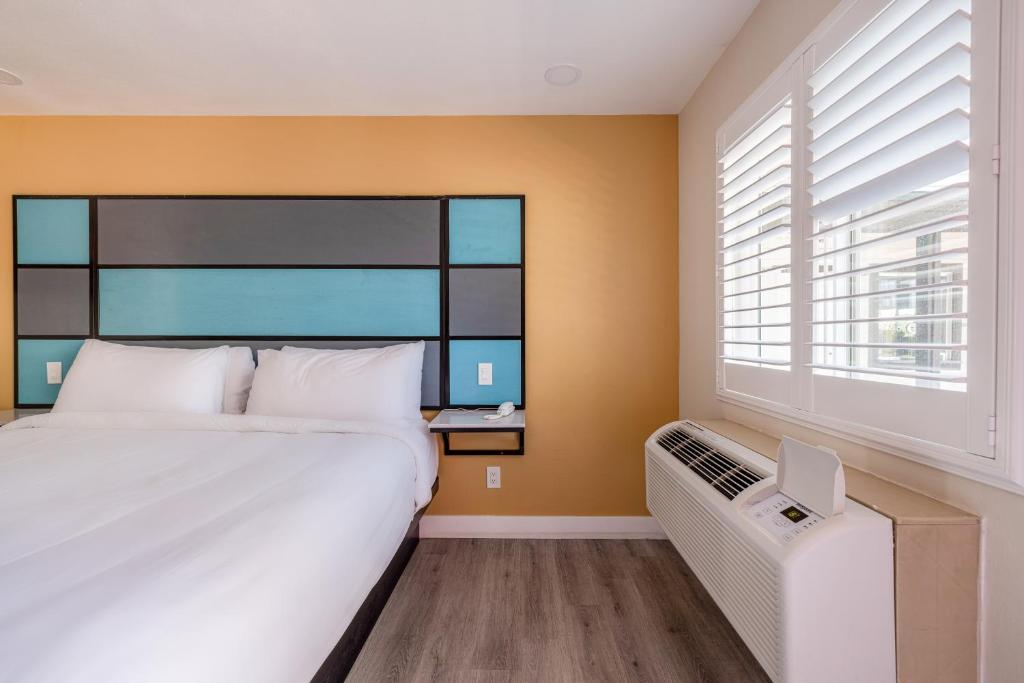Hotel Avenida Victorville I-15 8/44