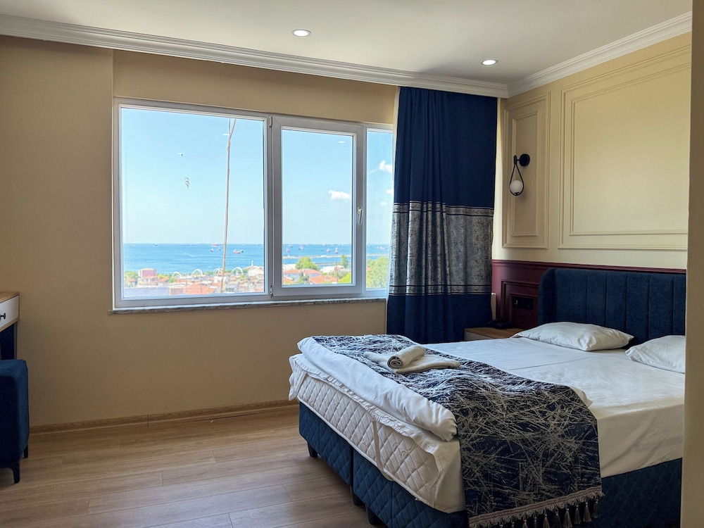 The Reina Hotel 24/70