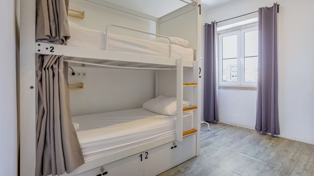 MIXED DORM, 4 BEDS, 2 BUNK BEDS