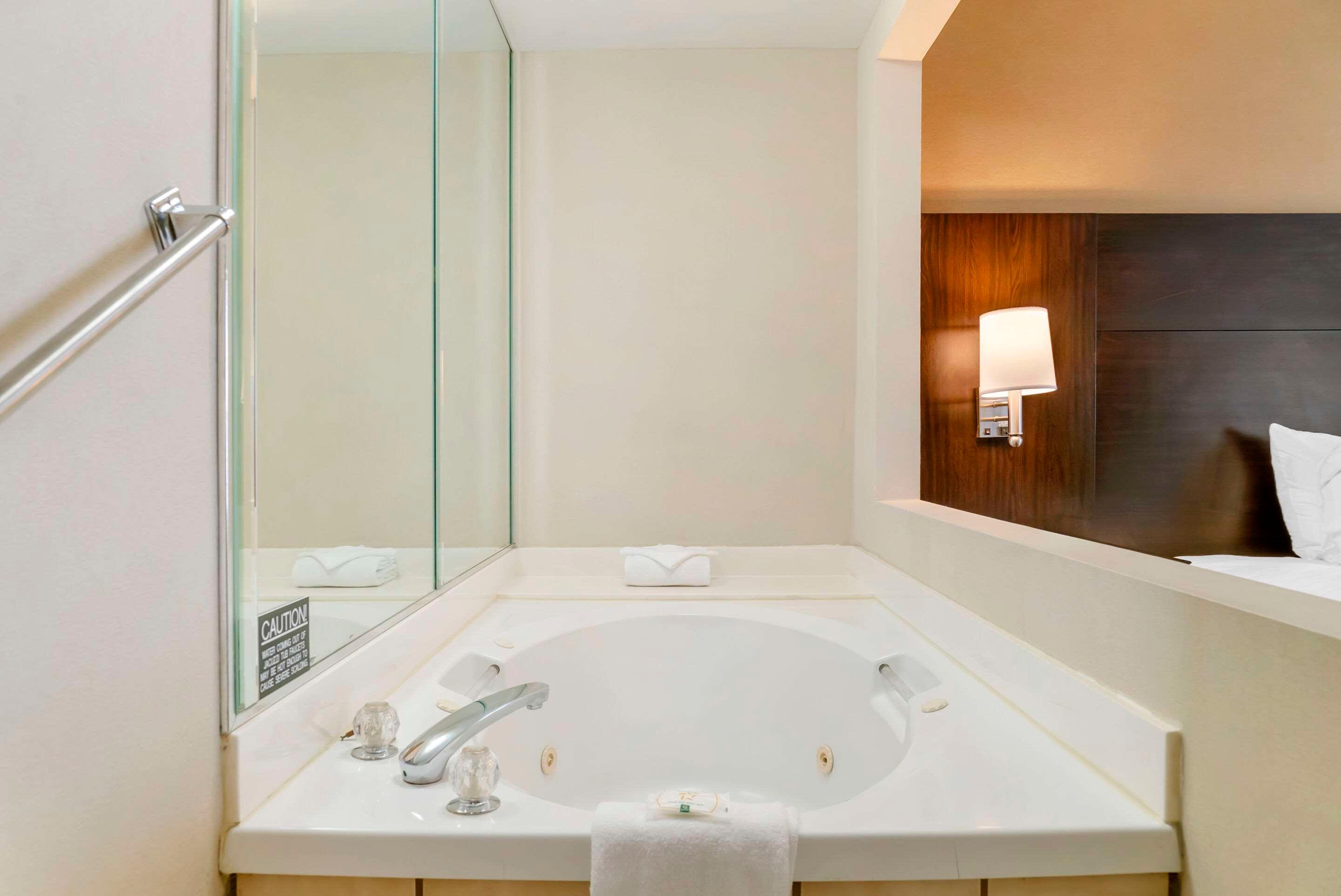 غرفة بسرير مزدوج، Quality Inn & Suites Monroe 5/5