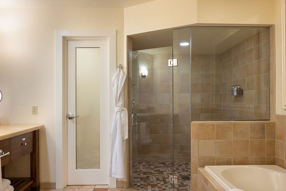 Superior, Suite, Bungalow, King Bed