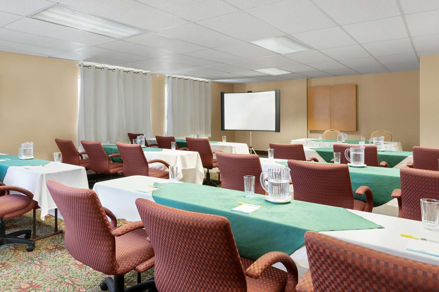 Days Inn by Wyndham Blainville Conference Centre 8/11