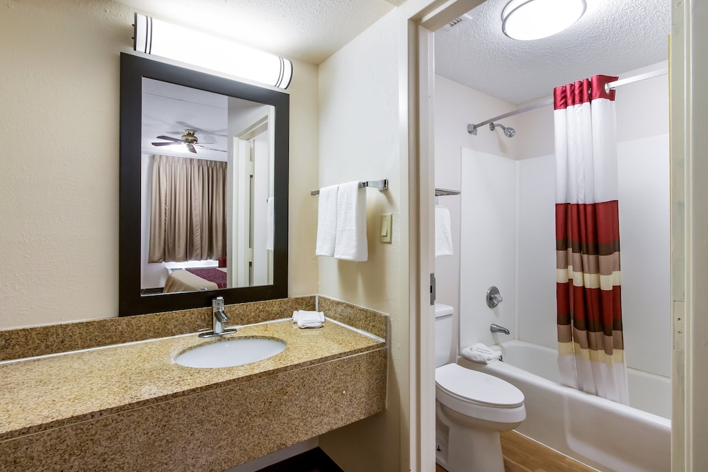 Red Roof Inn & Suites Statesboro - University 14/45