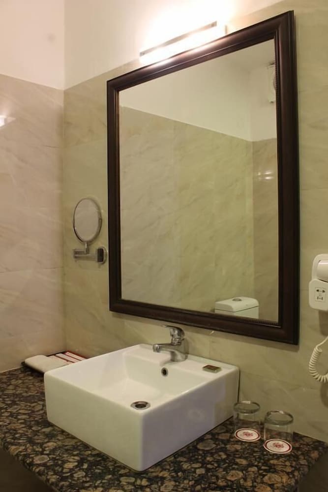Regenta Central Mewargarh 41/43