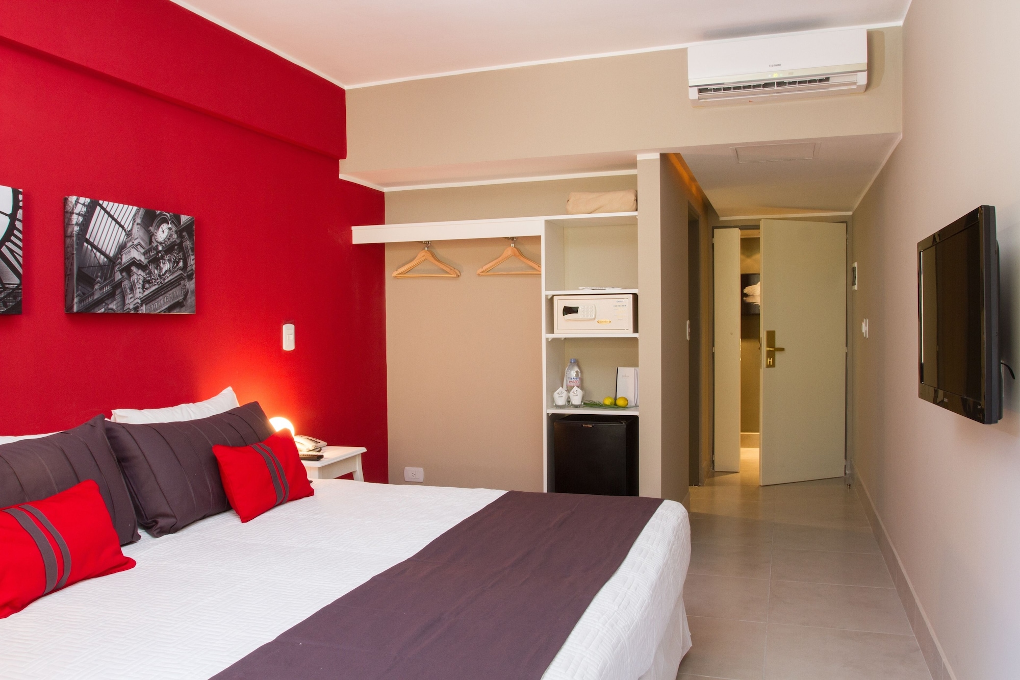 ROOM, DOUBLE OR TWIN BED