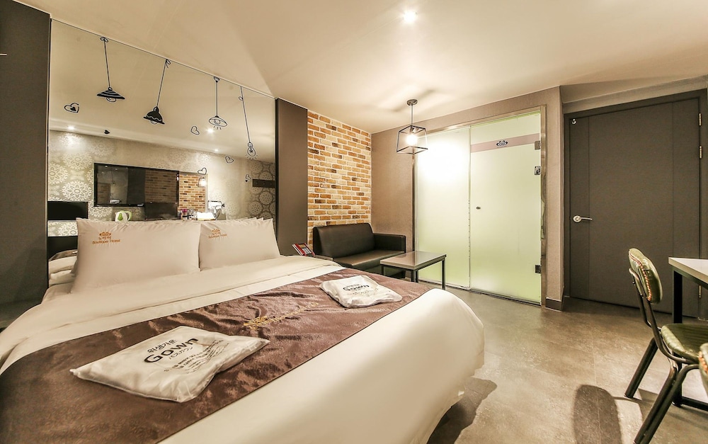 DELUXE, DOUBLE BED, JETTED TUB