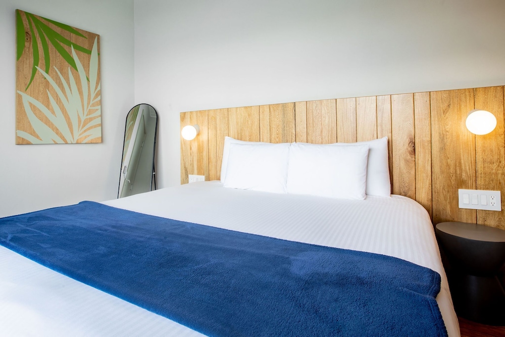 Tropical Suites Hotel 18/67
