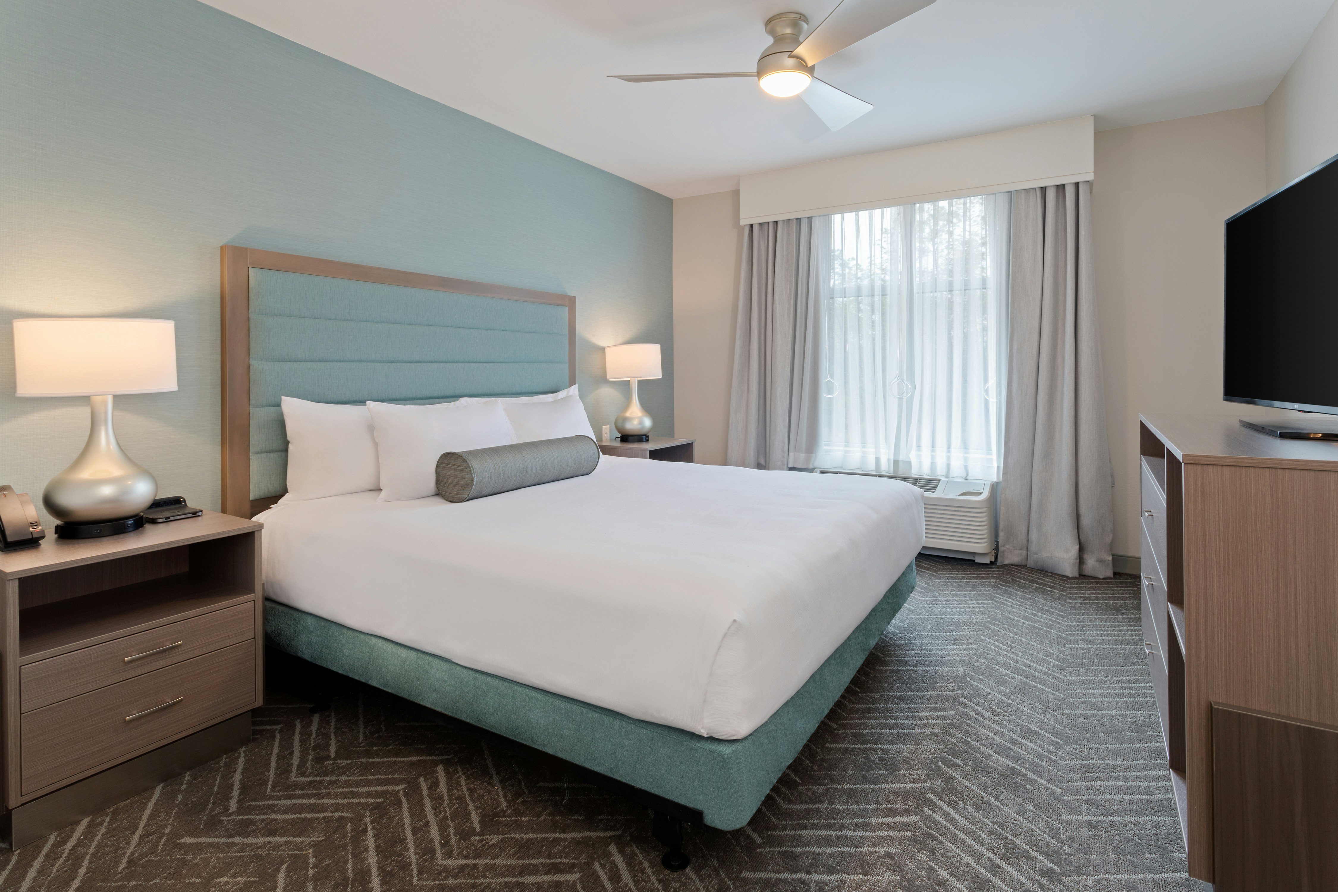 SUITE, KING BED, ACCESSIBLE