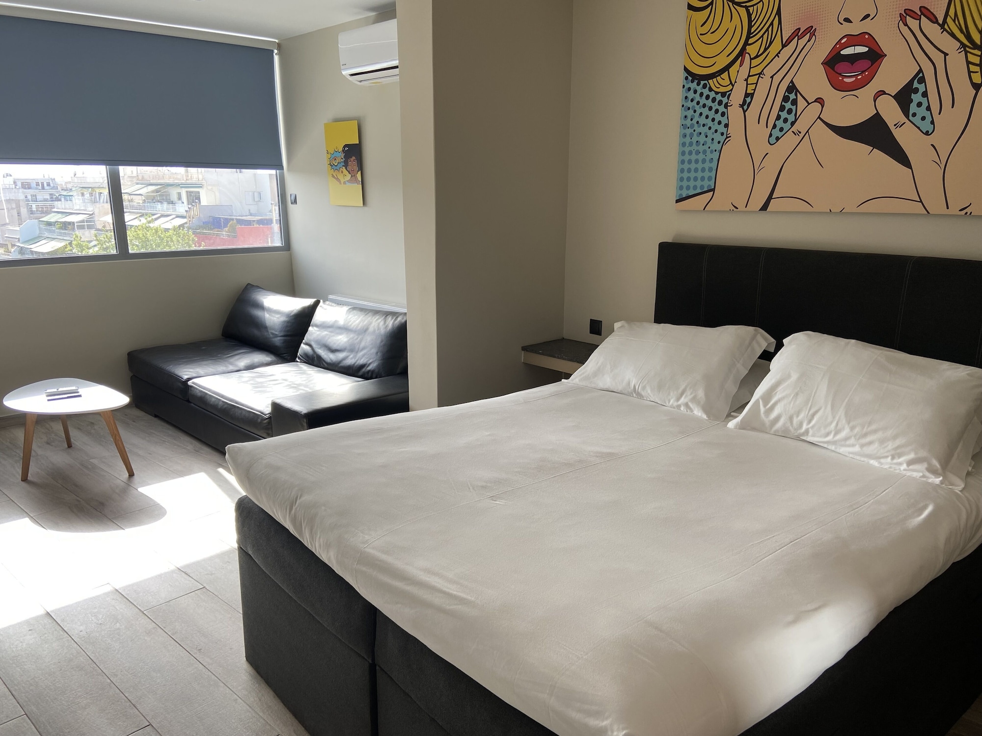 SUPERIOR, QUEEN BED, KITCHEN