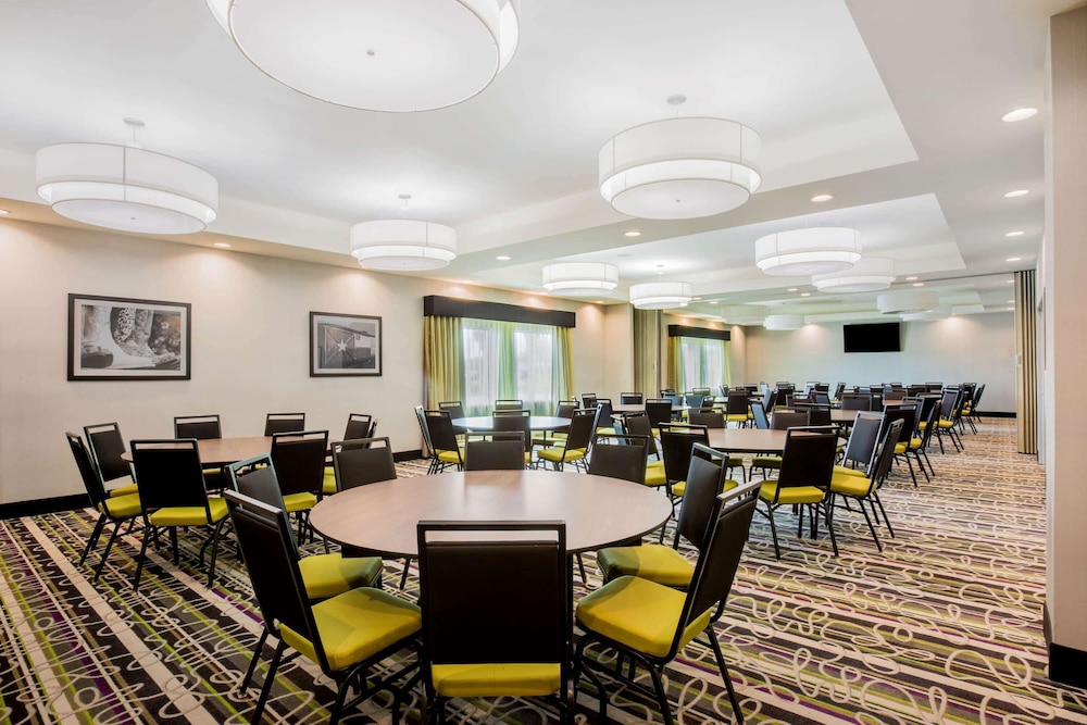 La Quinta Inn And Suites By Wyndham Mcallen Convention Center 50/56