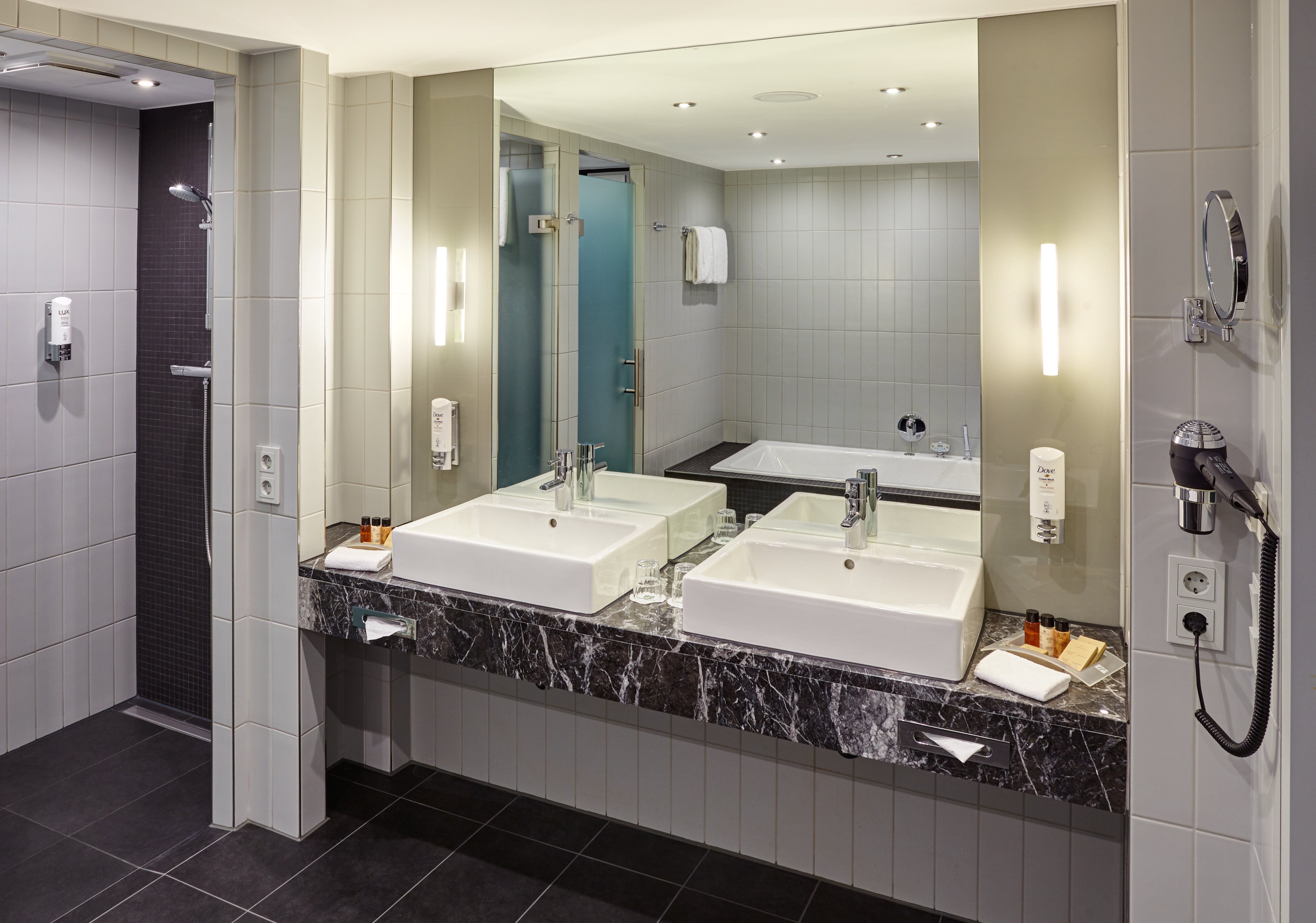 Holiday Inn Berlin Airport Conference Centre Formerly Holiday Inn Berlin International Airport 74/75