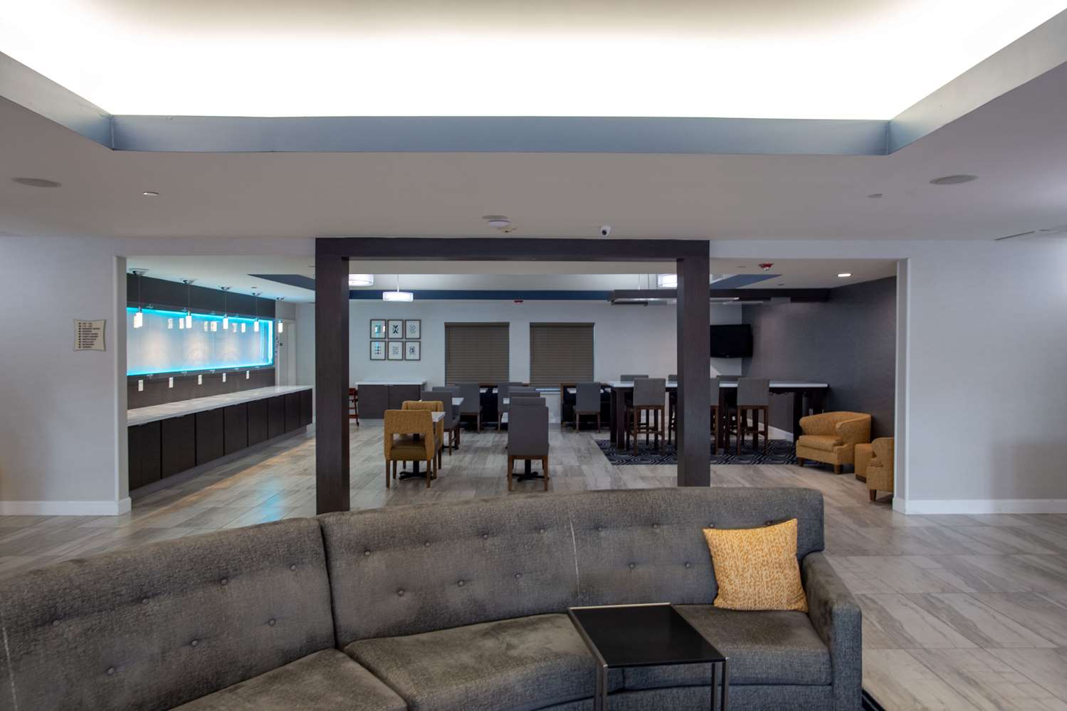 La Quinta Inn & Suites by Wyndham Houston East at Normandy 10/63