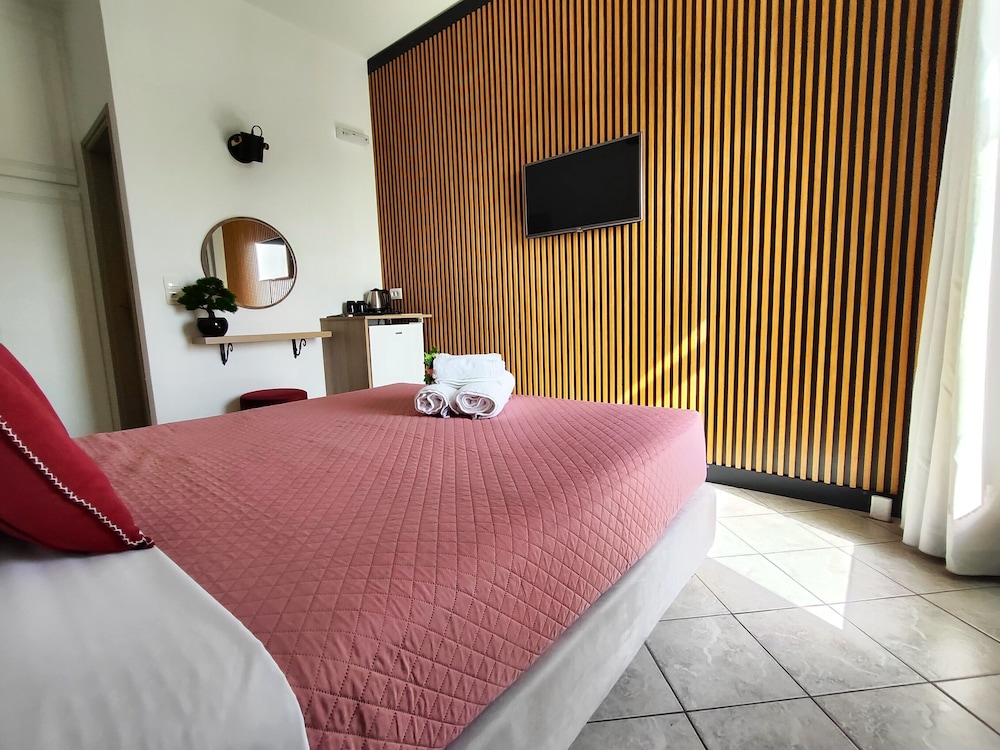 Room, Queen Bed, Sunrise View