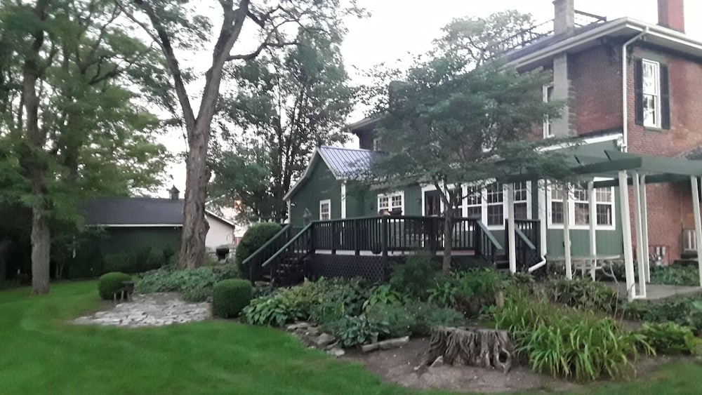 Emmas Bed and Breakfast 26/28