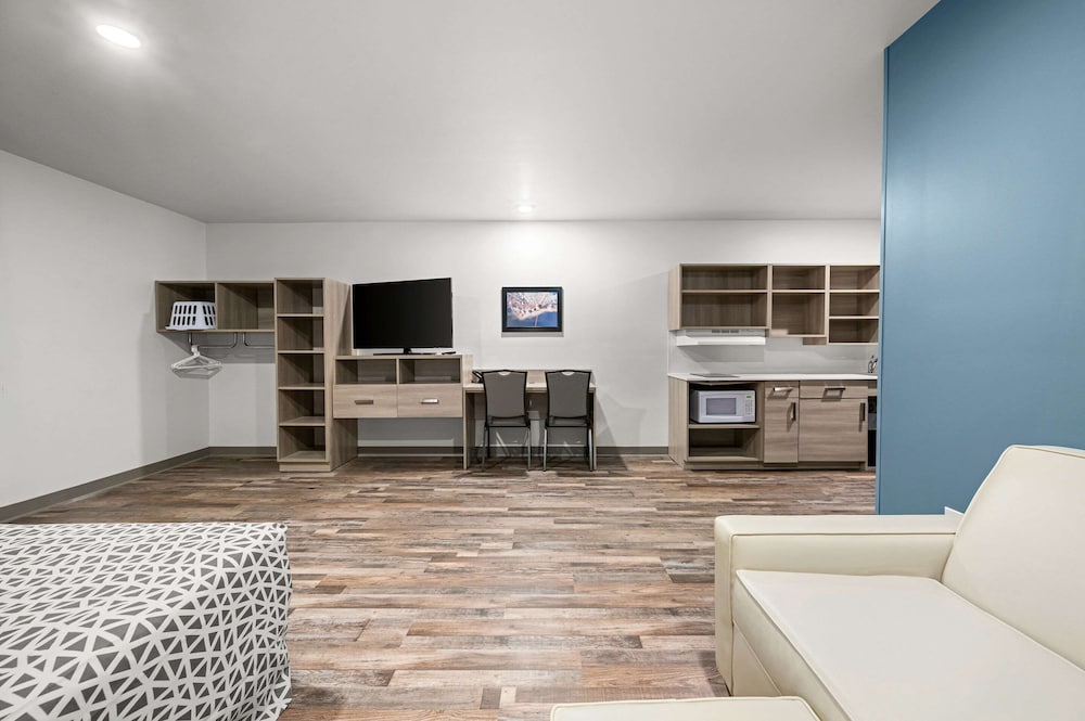 WoodSpring Suites Dearborn - Detroit 16/34