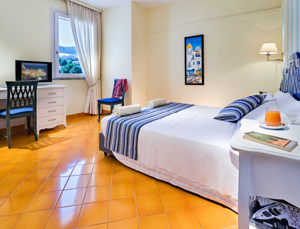 غرفة كلاسيكية بسرير مزدوج بإطلالة على البحر، Terme Mare Blu 2/8