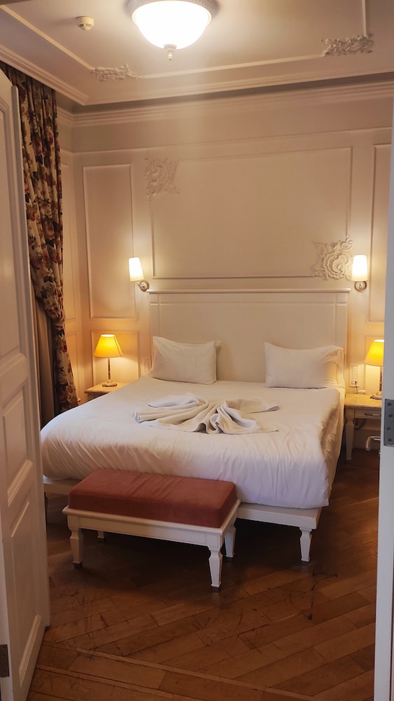 SUPERIOR, QUEEN BED, CITY VIEW, PRIVATE BATHROOM