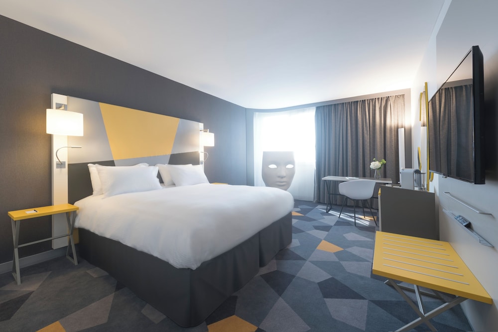 DELUXE, KING BED
