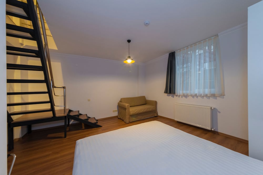 Joy Suites Hotel 33/69