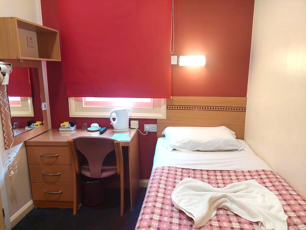 غرفة مفردة، Carlton Hotel 3/8